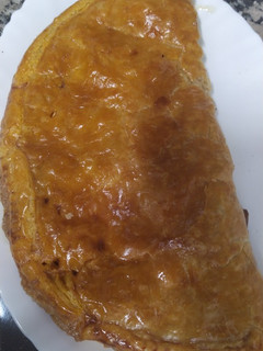 Una foto de Empanada de hojaldre rellena de carne