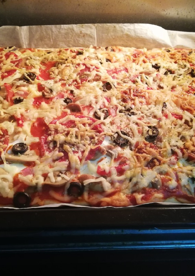 Una foto de Pizza ibérica casera 🥓🍕