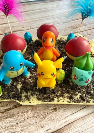 Una foto de Mona de chocolate blanco y oreo Pokémon