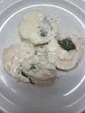 Rulo de pollo con espinacas salsa roquefort