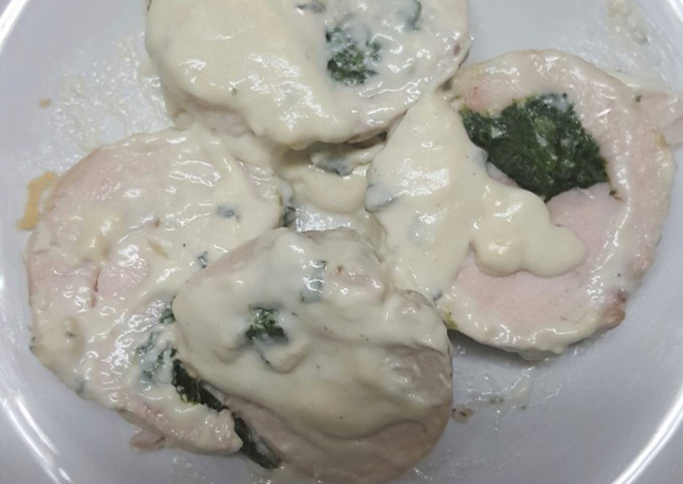 Rulo de pollo con espinacas salsa roquefort