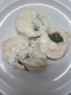 Una foto de Rulo de pollo con espinacas salsa roquefort