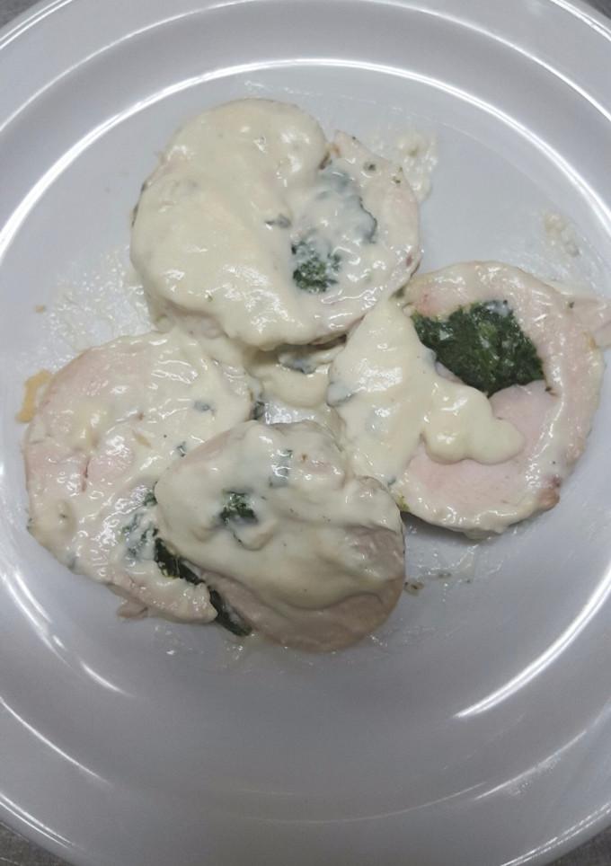 Una foto de Rulo de pollo con espinacas salsa roquefort