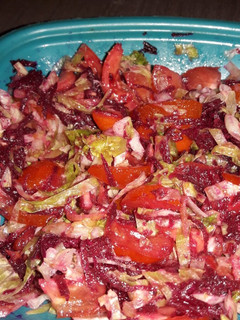 Una foto de Ensalada de lechuga, tomate y remolacha