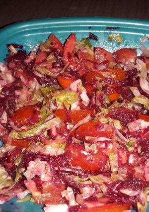 Una foto de Ensalada de lechuga, tomate y remolacha