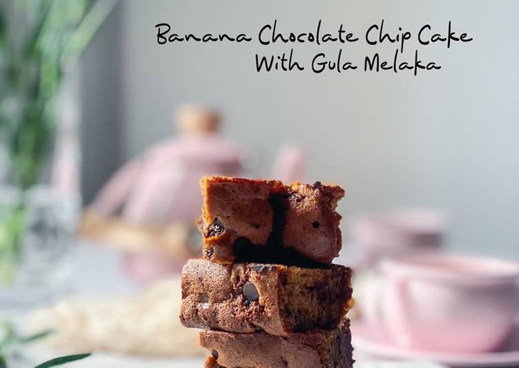 Cara Gampang Menyiapkan Banana Chocolate Chips Cake with Gula Melaka, Lezat