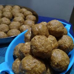 A picture of Edible Gum (gond) laddus.