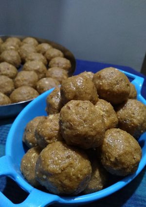 A picture of Edible Gum (gond) laddus.