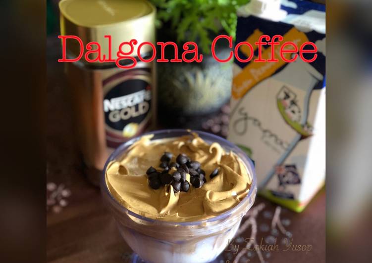 Bagaimana Menyiapkan Dalgona Coffee yang Enak