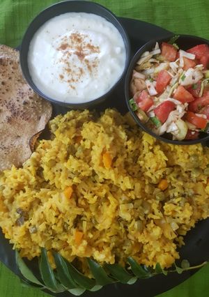 વઘારેલી ખીચડી (Vaghareli Khichdi Recipe In Gujarati) રેસીપી મુખ્ય ફોટો