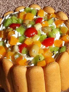 Una foto de Tarta diplomat con frutas(muy fresca)