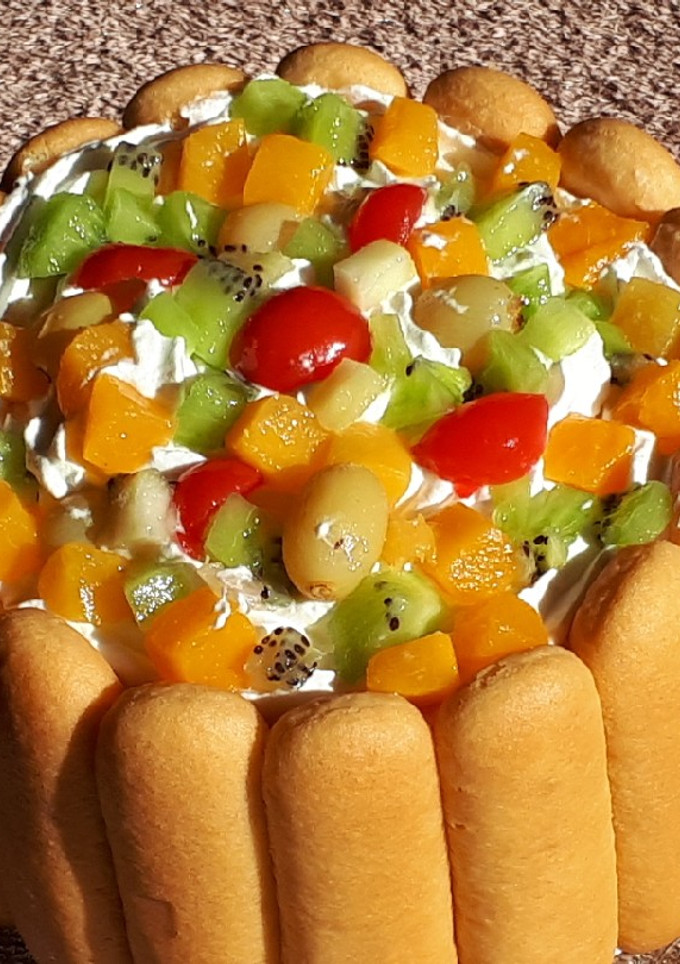 Una foto de Tarta diplomat con frutas(muy fresca)