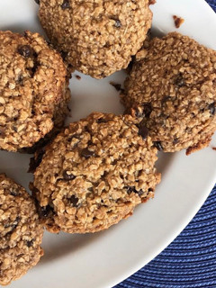 Una foto de Cookies de avena, coco y chips 💗