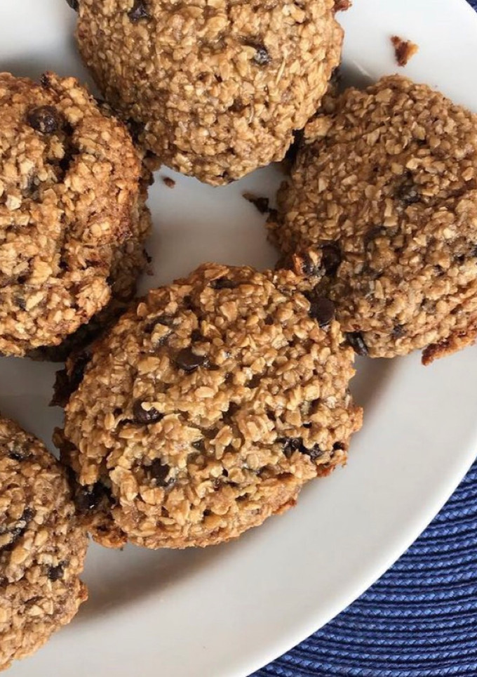 Una foto de Cookies de avena, coco y chips 💗