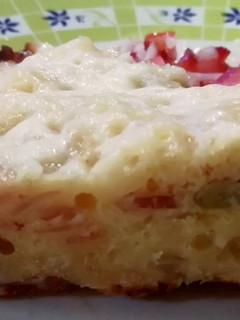 Una foto de Pan de jamón, panceta y aceitunas en sartén