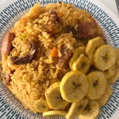 Una foto de Arroz de chicharrón con salchicha