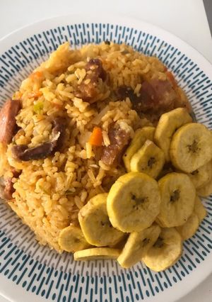 Una foto de Arroz de chicharrón con salchicha