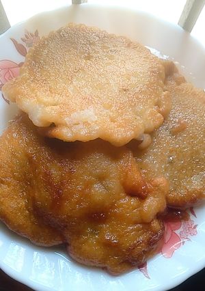 সুজি ও ময়দার মালপোয়া(sooji o moidar malpua recipe in Bengali) রেসিপির প্রধান ছবি