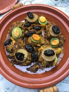 صورة لوصفة طجين اللحم بالمرزية على الفحم