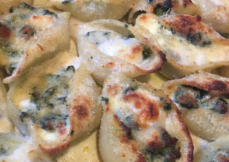 Conchiglioni di pasta ripiene con spinaci, salsiccia e mozzarella di bufala