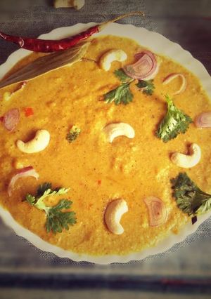 A picture of Shahi kaju and mango curry.