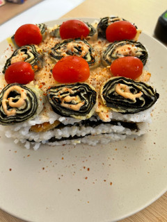 Foto resep Sushi Cake isi Nugget & topping nori egg roll