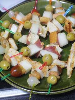 Una foto de Pinchos de gambas con melón