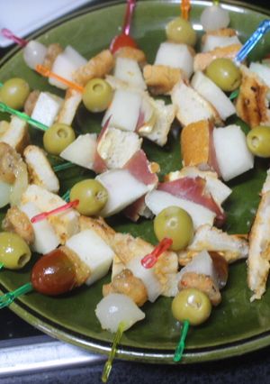 Una foto de Pinchos de gambas con melón