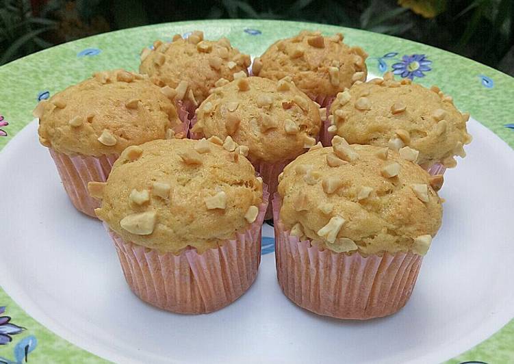 Banana Muffin with Peanut Topping