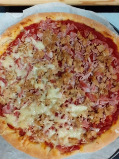 Una foto de Masa de pizza casera agua con gas