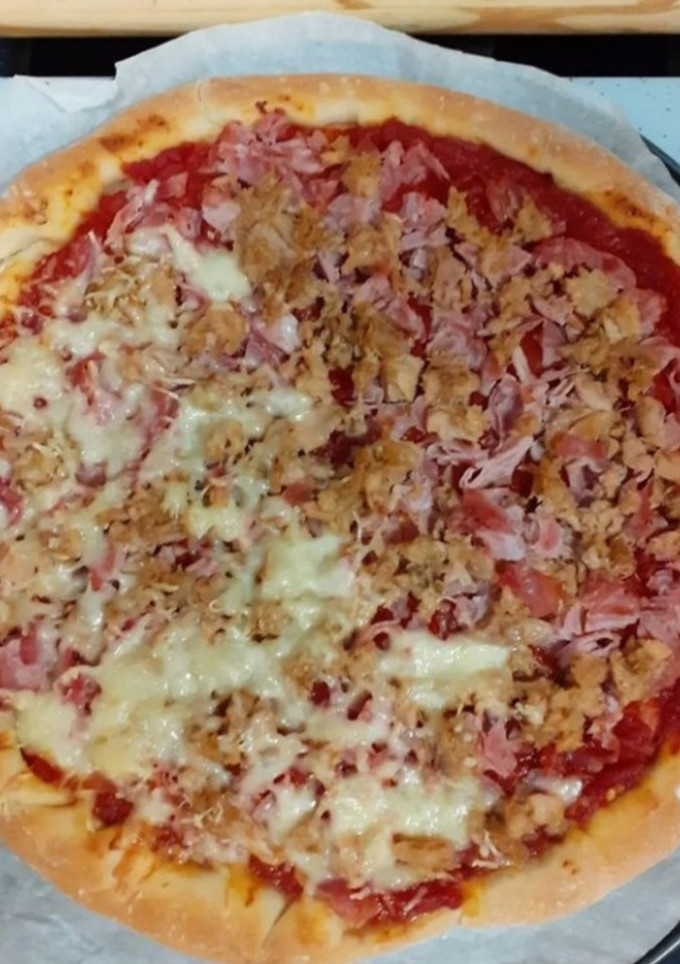Una foto de Masa de pizza casera agua con gas