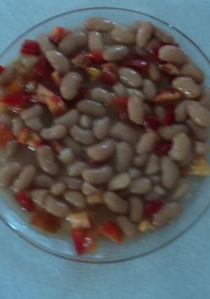 Una foto de Sopa de frijoles con poblano rojo y pulque