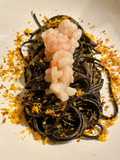 Spaghetti al nero di seppia, aglio, olio peperoncino, bottarga e battuta di gamberi rossi