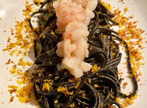 Foto di Spaghetti al nero di seppia, aglio, olio peperoncino, bottarga e battuta di gamberi rossi