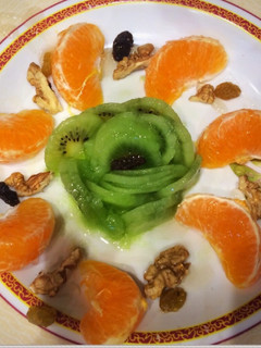 Una foto de Desayuno saludable: kiwi, mandarina, nueces, pasas y miel