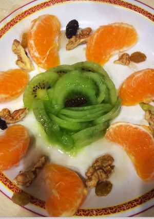 Una foto de Desayuno saludable: kiwi, mandarina, nueces, pasas y miel