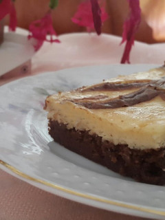 Una foto de Brownie con tarta de queso