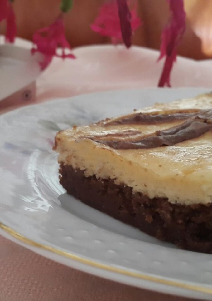 Una foto de Brownie con tarta de queso