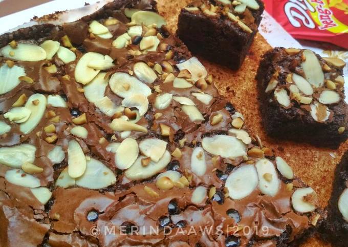 Resep Shiny Crust Fudgy Brownies Oleh Merinda Ws Cookpad