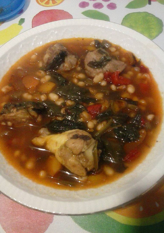 Una foto de Cocido de habichuelas blancas con carne y verduras