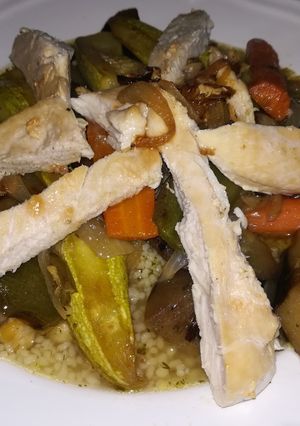 Una foto de Cus Cus con verduras, garbanzos y pollo