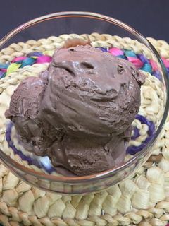 Una foto de Helado de chocolate casero (con tres ingredientes)