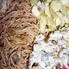 Supergetti wit chips and egg A picture of Supergetti wit chips and egg.