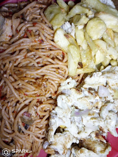A picture of Supergetti wit chips and egg.