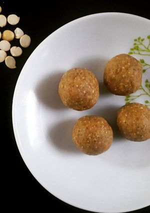 A picture of Instant Sattu ke Ladoo.