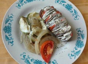 Una foto de Papa abanico rellena con tomate y zapallo italiano