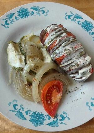 Una foto de Papa abanico rellena con tomate y zapallo italiano