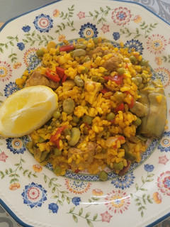 Una foto de Paella de habas tiernas con su vaina