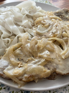 Una foto de Filetes de seitán en salsa de cebolla y bebida de Almendras