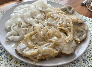 Foto principal de Filetes de seitán en salsa de cebolla y bebida de Almendras